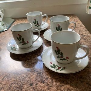 Alco Industries 4 Tea Cups & 4 Plates 5 5/8 Christmas Holly Berries